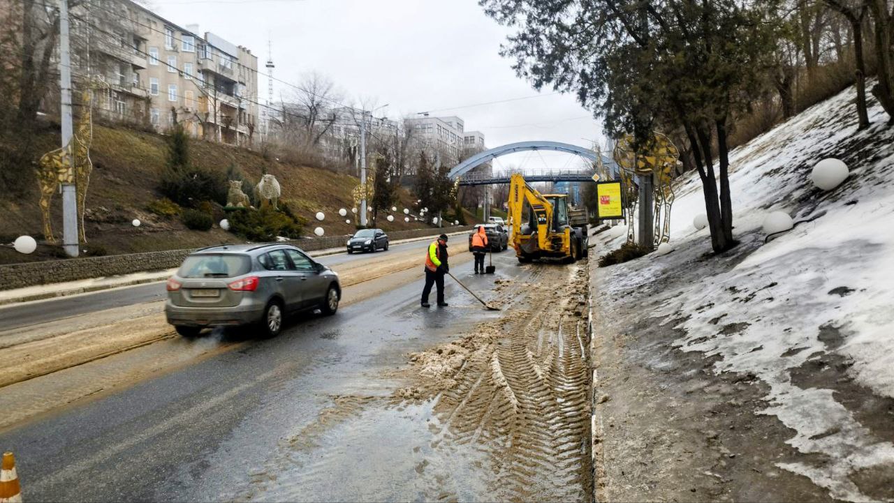 Весняне прибирання: комунальники Харкова очищають дороги, тротуари й двори
